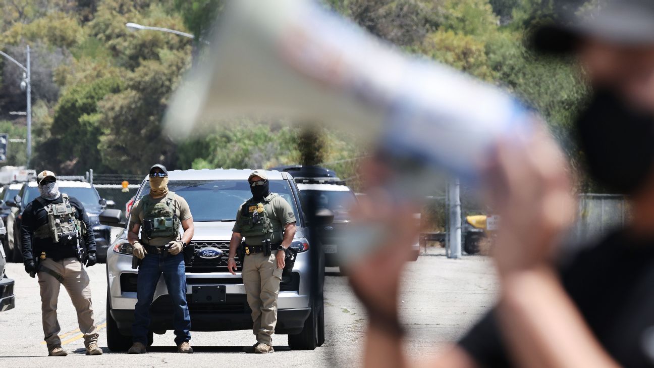Dozers said that they asked federal agents to leave the parking lot