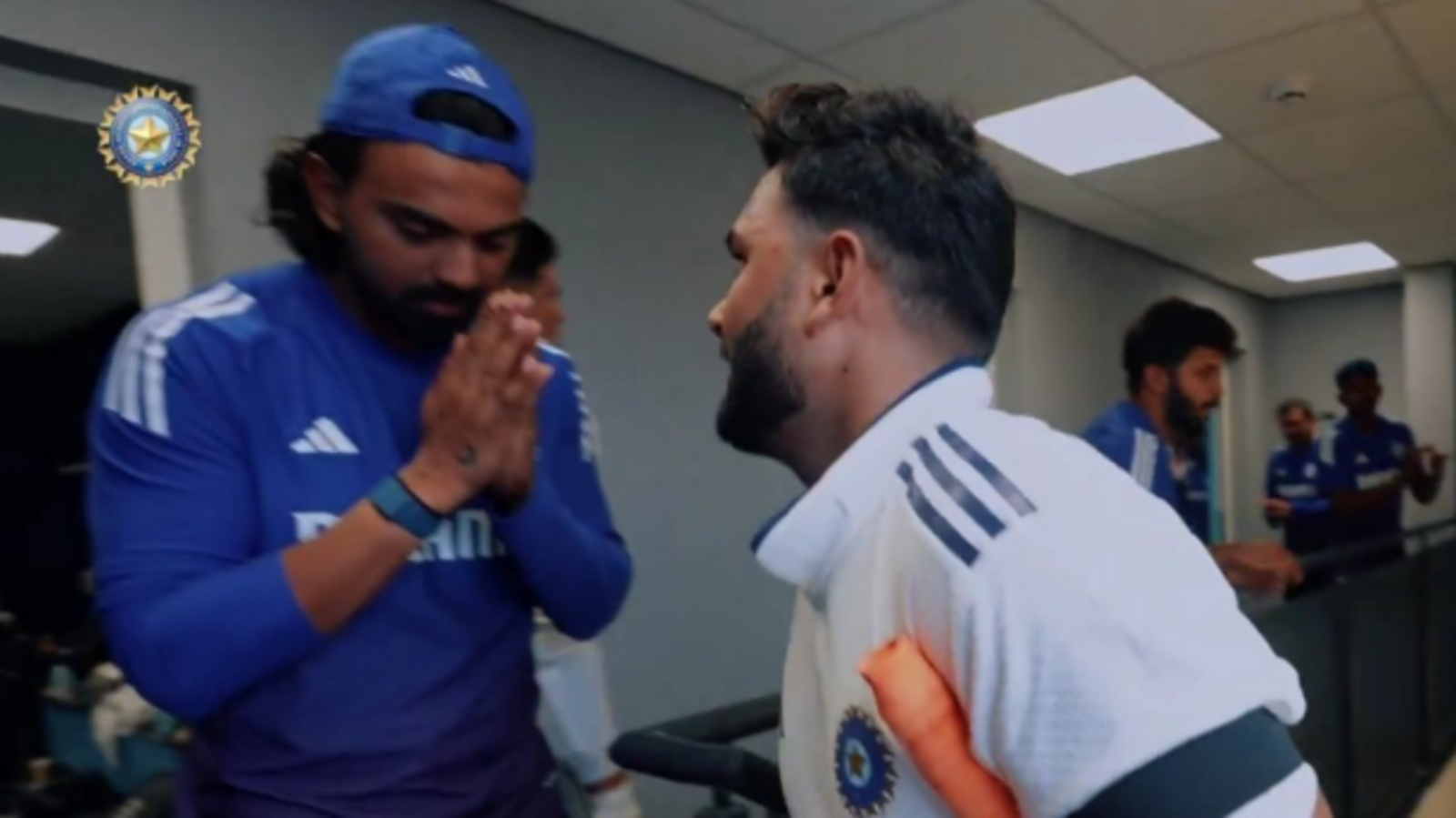 KL Rahul, after India's wicketkeeper's Daredevil Act, Rishabh bends down to the pants with bribe pants after playing close to the Daredevil Act